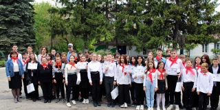В Саратове школьники пели пионерские песни и носили красное знамя