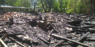 В Озерном тупике огонь дотла уничтожил расселенную двухэтажку