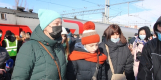 Сегодня Саратовская область примет более 350 беженцев из Донбасса