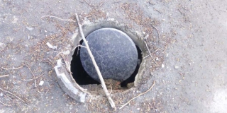 В Саратове пожилая женщина провалилась в колодец В Саратове пожилая женщина провалилась в колодец