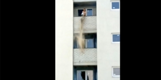 На Пролетарке рабочие выбрасывают строительный мусор с балкона 10-этажки На Пролетарке рабочие выбрасывают строительный мусор с балкона 10-этажки