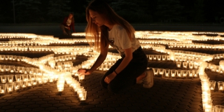 Картину из 10 тысяч свечей зажгли на Соколовой горе в память о павших в войне