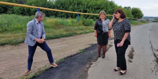 Депутат Рогожин помог сделать ямочный ремонт на дороге к Стригаю