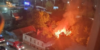 На Славянской площади полностью сгорел нежилой дом