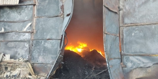 В Саратове произошел крупный пожар на складе с пластиком