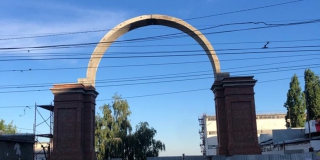 В Саратове установили свод Триумфальной арки