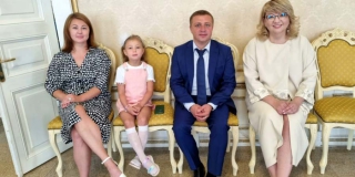 Депутат Владимир Хмелев поздравил саратовских молодоженов в День семьи, любви и верности