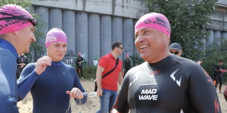 Полпред Комаров проплыл 5 км по Волге во время соревнований X-WATERS