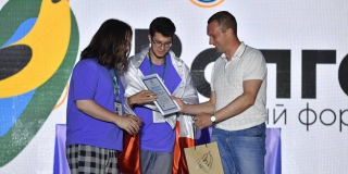 Бусаргин наградил саратовских участников форума «iВолга» за получение грантов