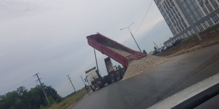 В Солнечном-2 водитель грузовика вывалил кучу щебня прямо на дорогу В Солнечном-2 водитель грузовика вывалил кучу щебня прямо на дорогу