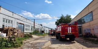 В Энгельсе пожарные с 7 машинами тушили огонь в малярном цехе
