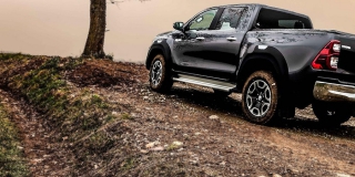 В Озинках «Тойота Хайлюкс» без водителя сбил женщину-пешехода В Озинках «Тойота Хайлюкс» без водителя сбил женщину-пешехода