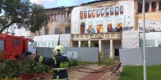 В Энгельсе загорелся Дом офицеров: огонь на площади 900 кв.м, произошло обрушение