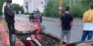 В Елшанке легковушка полностью провалилась в яму на дороге