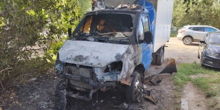 Ночью в Петровске около жилого дома сгорел грузовик