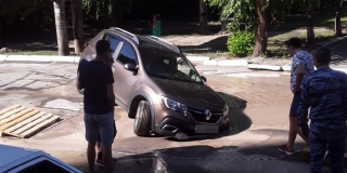 На Оржоникидзе из-за коммунальной аварии в яму попал автомобиль