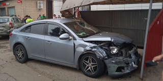 В Аткарске после массового ДТП иномарка протаранила остановку В Аткарске после массового ДТП иномарка протаранила остановку