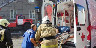 Двоих мужчин госпитализировали из горящей четырехэтажки в центре Саратова