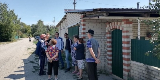 В Татищеве жителям пообещали решить вопрос с водоотводом и ремонтом дорог