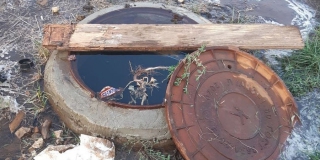 Очевидец: В Изумрудном дети играют у открытого люка с водой