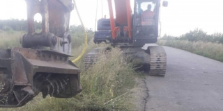 В Лысогорском районе дорогу очищают от кустарников на обочинах