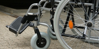 В Петровске автомобиль наехал на мужчину в инвалидной коляске
