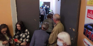 Саратовцы часами стоят в очереди за льготными транспортными картами Саратовцы часами стоят в очереди за льготными транспортными картами