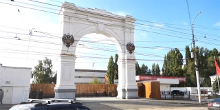 В Саратове восстановили историческую Триумфальную арку