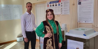 Члены комиссии в Дергачевском районе встретили избирателей в национальных костюмах