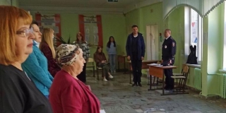 В Саратове коммунистка мешала прослушиванию гимна на избирательном участке
