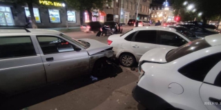 У проспекта Столыпина произошла авария с участием 6 машин. Пострадала девушка