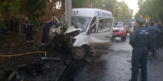 В Саратове маршрутный микроавтобус протаранил столб. Ранено 15 человек
