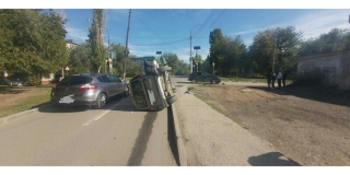 В Ленинском районе легковушка перевернулась на бок. Ранена женщина В Ленинском районе легковушка перевернулась на бок. Ранена женщина