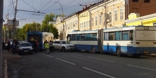 В центре Саратова автобусы временно изменили маршрут из-за ДТП В центре Саратова автобусы временно изменили маршрут из-за ДТП