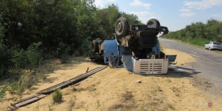 Волгоградец на угнанном грузовике с зерном перевернулся в Саратовской области
