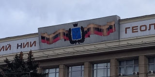 Саратовец пожаловался на неприглядный вид флага напротив Театральной площади