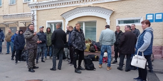 У саратовских военкоматов собираются сотни мобилизованных и провожающих