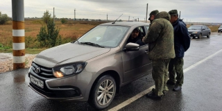 На саратовской границе с Казахстаном водителям вручают повестки