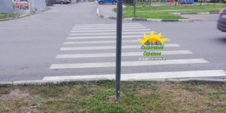 В Солнечном-2 пешеходный переход около школы ведет в зеленую зону