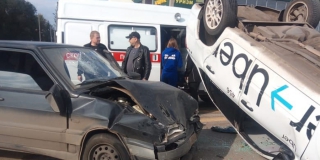 В Балакове после ДТП машина такси перевернулась на крышу В Балакове после ДТП машина такси перевернулась на крышу