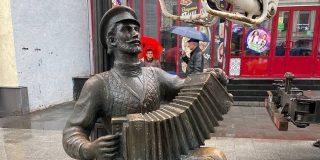 Памятник гармошке вернули на проспект Столыпина после выставки в Москве