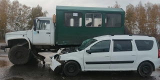 Под Петровском два человека пострадали в столкновении фургона с легковушкой