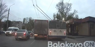 В Балакове водитель фургона протаранил троллейбус и скрылся