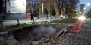 Жители Кировского района пожаловались на коммунальную яму с горячим паром