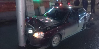 На Московской после аварии машина врезалась в опору светофора