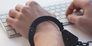 Саратовца посадили на 6 лет за интимные переписки с девочками Саратовца посадили на 6 лет за интимные переписки с девочками