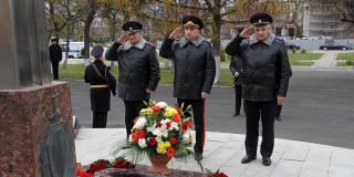 На Театральной площади полицейские почтили память погибших коллег