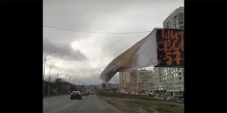 В Саратове ураганный ветер превратил билборд в огромный флаг