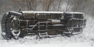 Под Энгельсом микроавтобус съехал в кювет. Два человека в больнице Под Энгельсом микроавтобус съехал в кювет. Два человека в больнице