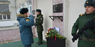 В Шиханах открыли мемориальную доску в честь погибшего в СВО Александра Потапова